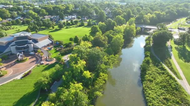 印第安纳州孟席市Minnetrista博物馆和花园的空中景观 平静的一天 展现了一个文化地标上维护完好的绿色 现代建筑和宁静的水道 — 图库视频影像