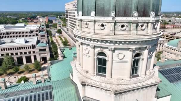 Aerial Pedestal Shot Indiana Statehouse Indianapolis United States Showcases Historic — Stock Video