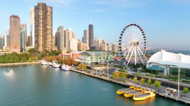 从空中俯瞰芝加哥市中心 可以看到密歇根湖畔的城市景观 具有标志性的海军码头摩天轮和繁华的海滨 下午晚些时候充满了温暖 — 图库视频影像