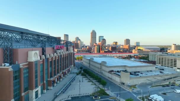 인디애나 인디애나 인디애나폴리스의 상징적인 루카스 스타디움을 경기장 장엄함과 황금빛 도시의 — 비디오