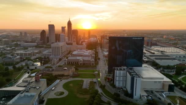 Aerial Tracking Shot Downtown Indianapolis Golden Hour Stunning View High — Stock Video