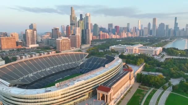 Luftflug Durch Chicagos Symbolträchtiges Soldatenfeld Ein Eleganter Abendblick Auf Das — Stockvideo