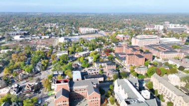 Ann Arbor 'un Havadan Çekimi, Michigan Üniversitesi' nin çeşitli mimarisini şehir manzarasının ortasında sergiliyor, gün ışığında canlı bir üniversite şehrini vurguluyor..