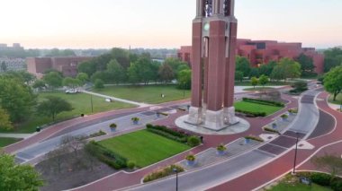 Muncie, Indiana 'daki sakin Ball State Üniversitesi' nin hava yayası fotoğrafı. Altın saatte ikonik Bell Kulesi 'ni sergiliyor..