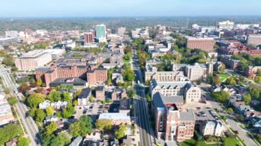 Ann Arbor üzerinde havadan çekilen görüntüler Michigan Üniversitesi 'nin ihtişamını gözler önüne seriyor. Gotik mimari ve modern binaların harmanlanmış hali..