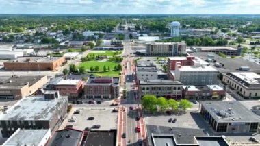Muncie, Indiana 'nın Aerial Fly Over adlı bölümü modern ve tarihi mimarinin canlı bir harmanını, şehir yaşamını ve küçük Amerikan cazibesini somutlaştıran önde gelen bir su kulesini sergiliyor..