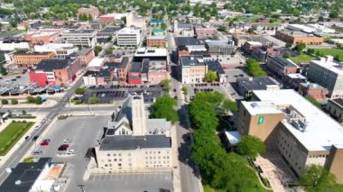 Muncie, Indiana 'nın Havadan İzleme Çekimi: Muncie şehir merkezinin canlı kuş bakışı perspektifi, çeşitli mimarisini, hareketli caddelerini ve kentsel yeşillik ceplerini gözler önüne seriyor.