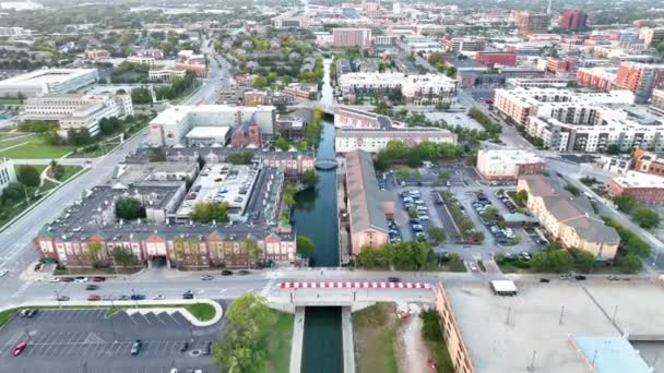 印第安纳波利斯市中心的空中飞扬 展示着平静的运河在城市风景中穿行 混合了现代和传统建筑 以及充满活力的城市生活 — 图库视频影像