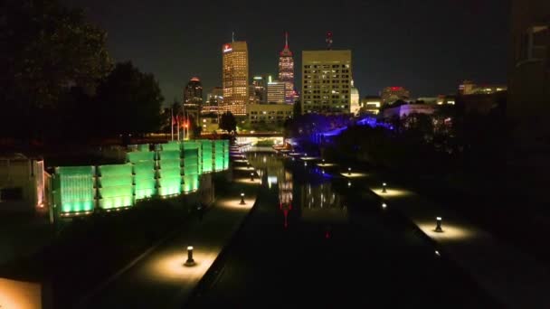 Widok Powietrza Indianapolis Nocy Podświetlone Budynki Centrum Miasta Spokojne Kanały — Wideo stockowe