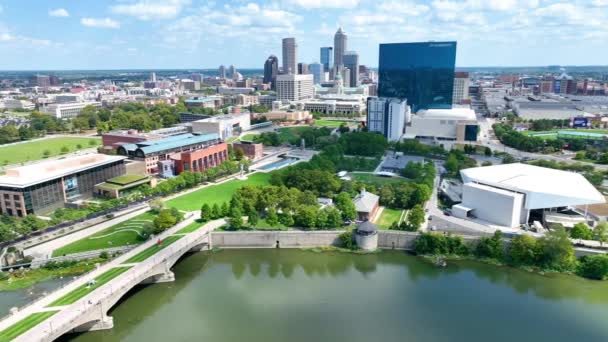 Luchtfoto Van Levendige Indianapolis Downtown Wolkenkrabbers White River State Parks — Stockvideo