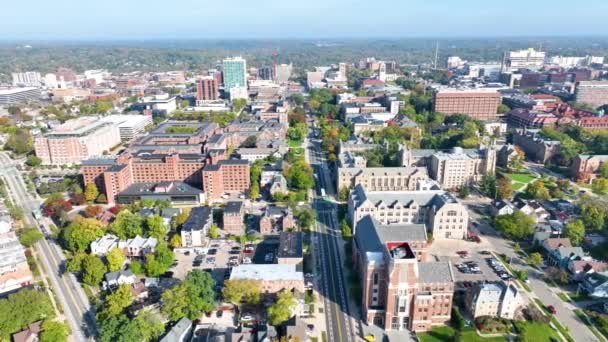 Urmărirea Aeriană Împușcată Peste Ann Arbor Arătând Grandoarea Universității Michigan — Videoclip de stoc