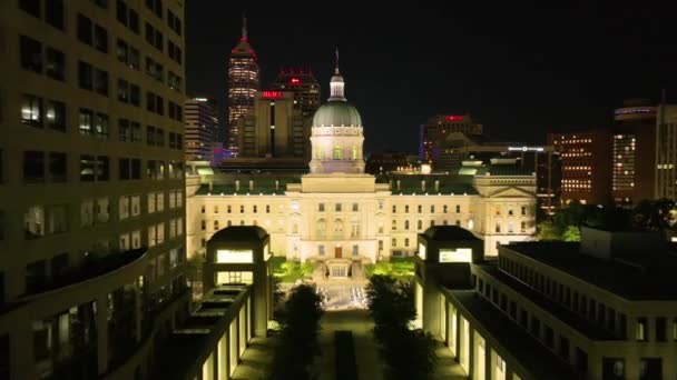 Aerial Fly Forward Indiana Statehouse Indianapolis Night Showcasing Grand Architecture — Stock Video