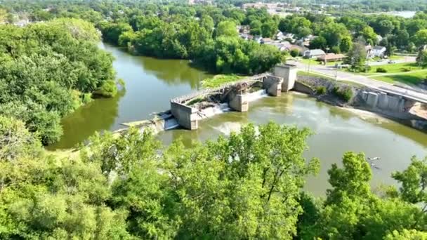 Aerial Fly Maumee River Dam Fort Wayne Indiana Zachycuje Harmonickou — Stock video