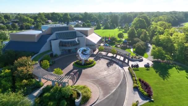 Aerial Pedestal Shot Minnetrista Museum Gardens Muncie Indiana Mostrando Arquitectura — Vídeo de stock