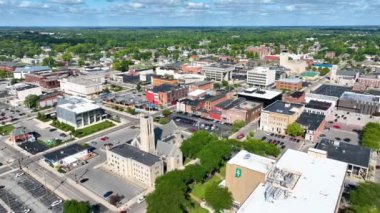 Muncie, Indiana 'nın İleri Uçuşu, hareketli şehir merkezini, önemli kilise simgesini ve dinamik şehir manzarası için birbirine karışmış yeşilliği gözler önüne seriyor..