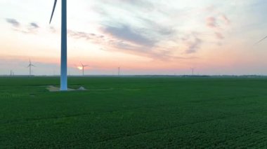 Ohio 'nun hava kaldırım taşları altın saatinde verimli tarım arazileri üzerinde yükselen rüzgar türbinleri tarım ve sürdürülebilir enerji arasındaki uyumu gösteriyor..