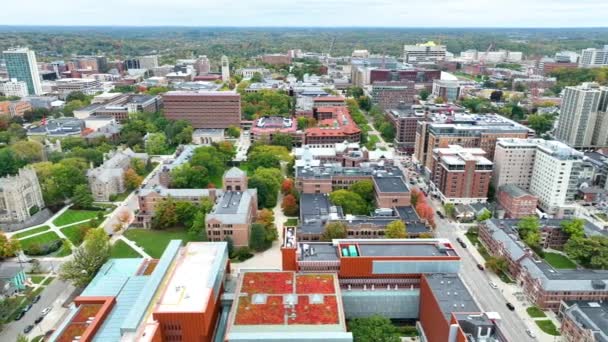 Aerial Tracking Shot Downtown Ann Arbor Michigan Destacando Vibrante Mezcla — Vídeos de Stock