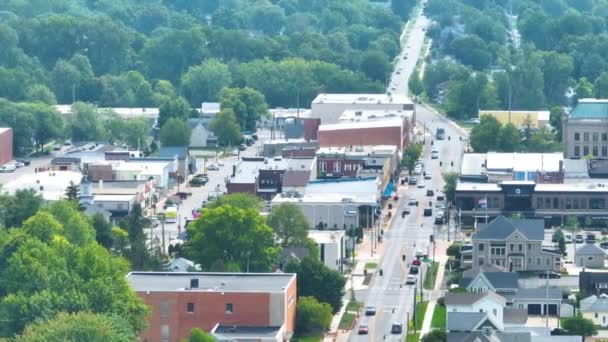 Aerial Tracking Shot Auburn Indiana Showcasing Bustling Small Town Scene — Stock Video