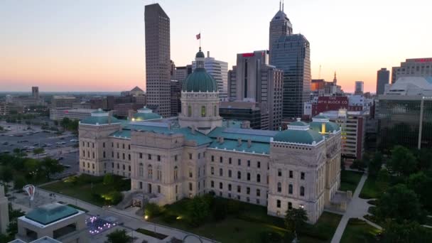 Indiana Statehouse Légi Kilátása Indianapolisban Alkonyatkor Reflektorfénybe Helyezve Építészeti Nagyszerűségét — Stock videók