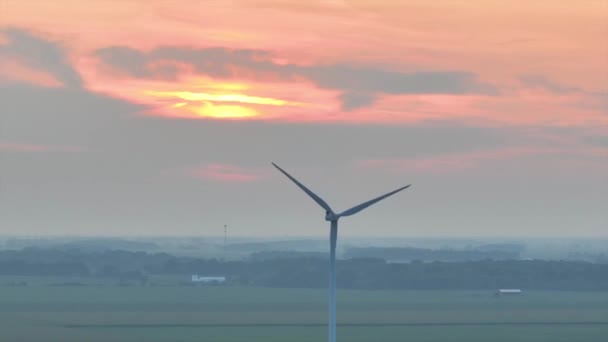 空中跟踪射击 黄金时段的绿洲乡村农场雄伟的风力涡轮机 喷出宁静与可持续能源 — 图库视频影像
