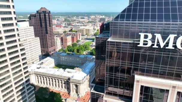 Aerial Tracking Shot Peste Indianapolis Prezintă Diversitatea Arhitecturală Orașului Downtown — Videoclip de stoc