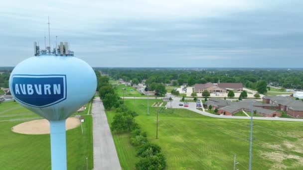 Aerial Tracking Shot Auburn Indiana Showcasing Iconic Blue Water Tower — Stock video