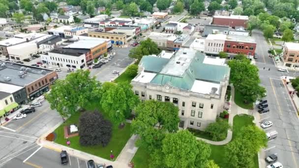 Aerial Arc Shot Dekalb County Courthouse Dynamiczny Widok Odwzorowujący Wspaniałość — Wideo stockowe