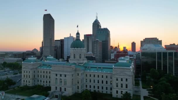 Aerial View Indiana Statehouse Stunning Indianapolis Skyline Dusk Pedestal Shot — Stock Video