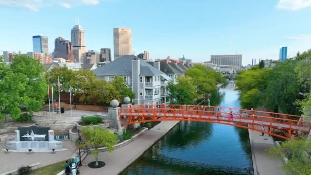 Letecký Pohled Městský Šarm Indianapolis Pulzujícím Oranžovým Mostem Pro Pěší — Stock video