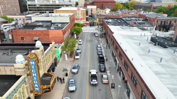 密歇根州安阿伯市中心一片繁华 在迷人的砖头建筑和生动的城市生活中展示了密歇根州标志性的剧场 — 图库视频影像