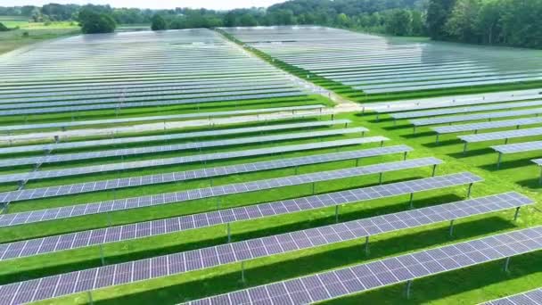 Aerial Fly Forward Vast Solar Panel Farm Columbia City Indiana — Αρχείο Βίντεο
