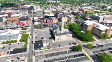 Muncie, Indiana şehir merkezinin hava görüntüsü Delaware İlçe Mahkemesi İdaresi binası, düzenli organize olmuş şehirler ve dinamik kavislerle hareketli şehir manzarasını gözler önüne seriyor.