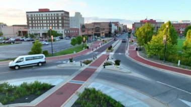 Muncie, Indiana 'nın havadan görünüşü altın saat boyunca hareketli bir döner kavşak gösteriyor. Pan çekimi, şehirlerin mimari harmanı ve organize şehir planlamasını ortaya çıkardı.