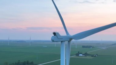 Ohios 'un hava yayı vuruşu, sakin tarım arazisi güneş doğarken yükselen rüzgar türbinleriyle süslenmiş modernlik, sürdürülebilirlik ve kırsal cazibenin mükemmel bir karışımını sergiliyor..