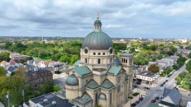 Wisconsin, Milwaukee 'deki Aziz Josaphat Bazilikasının Hava Yayı. Modern şehir manzarasına karşı tarihi mimarinin büyüleyici görüntüsü, somutlaştırıcı güzellik, gelenek ve topluluk.