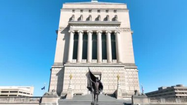Indianapolis 'teki Majestic Indiana Savaş Anıtı ve Müzesi' nin Hava Yayası Çekimi. Açık Mavi Gökyüzü Altında Amerikan Mirası ve Hürmetini somutlaştırıyor..