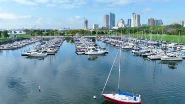 McKinley Marina Merkezi Rıhtımı, Milwaukee, Wisconsin Hava Yolları Canlı bir marina, yemyeşil ve şehir silüeti sergiliyor, kentsel büyüme ve huzuru simgeliyor..
