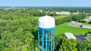 Kolombiya Hava Arkı Çekimi: Iconic Blue and White Water Tower: Vibrant Green Banliyöleri Arasında Yerli Altyapı Amblemi