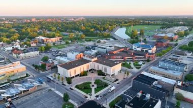 Muncie şehir merkezinin havadan görüntüsü, Indiana, Golden Hour. Delaware İl Mahkemesi İdaresi binasının şehir manzarasının en önemli parçası olarak ele geçirilmesi, bu kavis kentsel dengeyi gösteriyor.