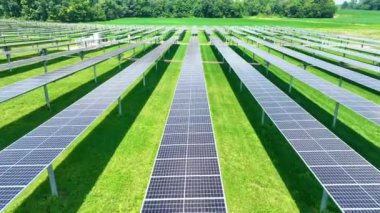 Columbia City, Indiana 'da bulunan Massive Solar Farm' ın Havadan Uçuşu - Yenilenebilir Enerji Öncülüğünün Dinamik Perspektifi, Sürdürülebilir Gelişmenin Canlı Görselleri Doğayla Harmanlanmış