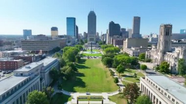 Indianapolis, Indiana şehir merkezindeki nefes kesici Obelisk Meydanı 'nın üzerinden uçarak ilerliyoruz. Tarihi savaş anıtı, hareketli şehir manzarası ve yeşil park ahenkli bir gösteride birleşiyor..