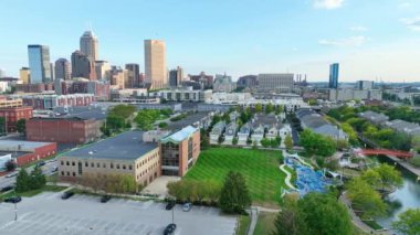 Indianapolis, Indiana 'nın hava takibi modern gökdelenleri, sakin şehir kanalları ve berrak mavi gökyüzü altındaki ilginç yerleşim alanlarıyla birlikte şehir manzarasını gözler önüne seriyor..