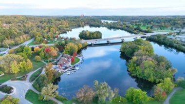 Gallup Park 'ın Havadan İzleme Çekimi, Ann Arbor, Michigan, canlı sonbahar yeşillikleri, teknelerle benekli sakin göl ve açık hava aktiviteleri için davetkar yollar.