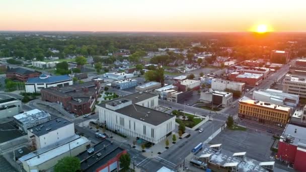 Aerial Arc Shot Downtown Muncie Indiana Capturing Delaware County Court — Stock Video