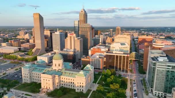 Aerial Tracking Shot Indianapolis Glowing Cityscape Sunset Enjoy Serene View — Stock Video