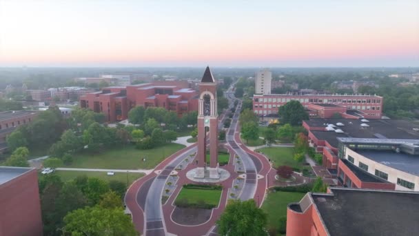 Aerial Establishing Shot Ball State University Indiana Mostrando Icónico Campanario — Vídeos de Stock