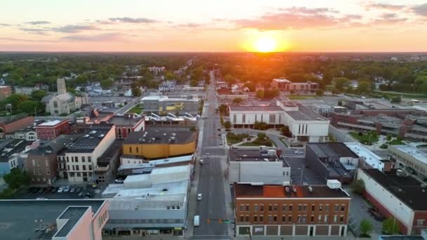 夕阳西下 印第安纳州孟西的空中飞过 一个宁静的拍摄场景 拍摄市中心的建筑 特拉华州法院的行政管理 以及从早到晚的平静过渡 — 图库视频影像