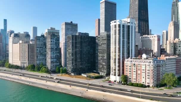 伊利诺斯州芝加哥的空中风景展现了市中心摩天大楼的建筑多样性 以及密歇根湖海滨静谧的美景 城市的完美拍摄 — 图库视频影像