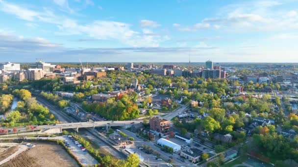 Aerial Fly Downtown Ann Arbor Michigan Showcasing Vibrant Blend Lush — Stock Video