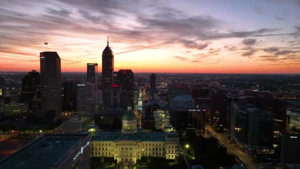 Aerial View Indianapolis Blue Hour Showcasing Indiana Statehouse Cityscape Capturing — Stock Video
